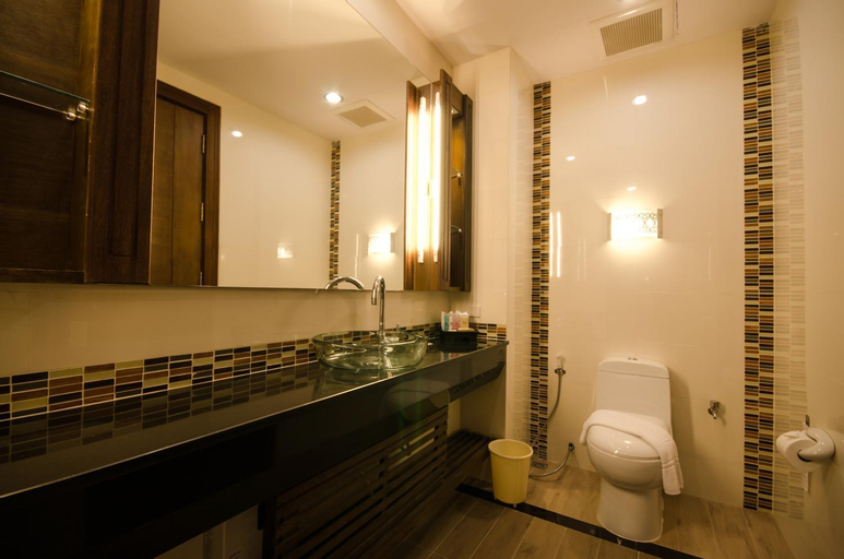 Bathroom 13