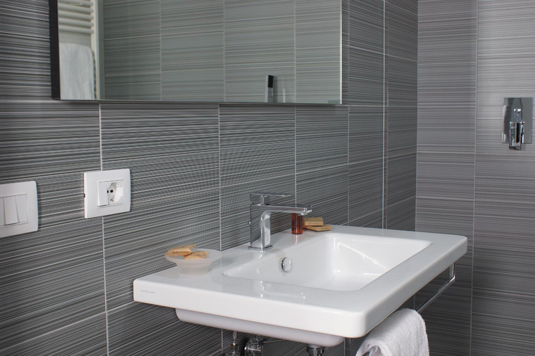 Bathroom 3, Hotel Leopardi Pomigliano, Napoli