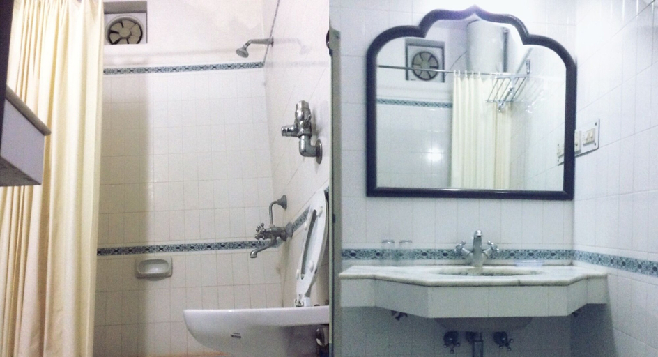 Bathroom 4, Hotel Marble Palace, Chhatarpur