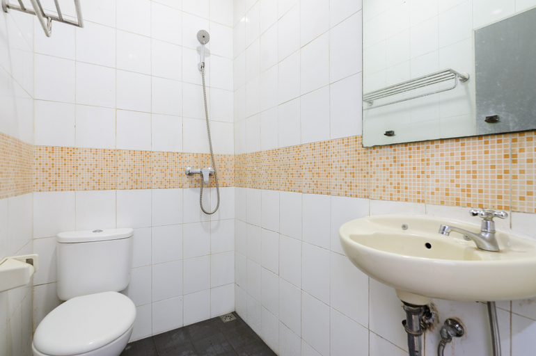 Bathroom 4, RedDoorz Plus @ Danau Sunter Utara, North Jakarta