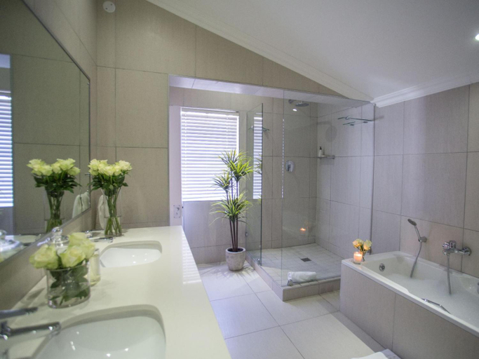 Bathroom 2, Ocean Watch Guesthouse, Eden