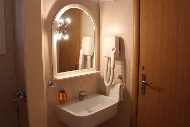 Bathroom 2, Hotel Kamari, South Aegean