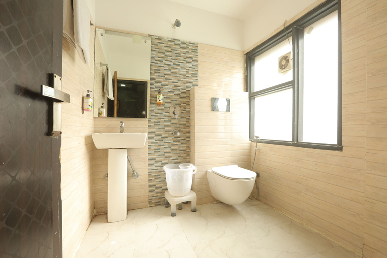 Bathroom 2, hotel hi life DX, Delhi
