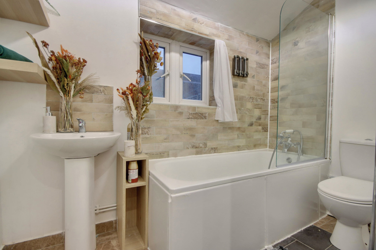 Bathroom, Southsea 4BR Getaway with Private Yard, Portsmouth