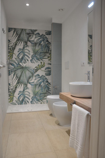 Bathroom 5, Clori, Viterbo