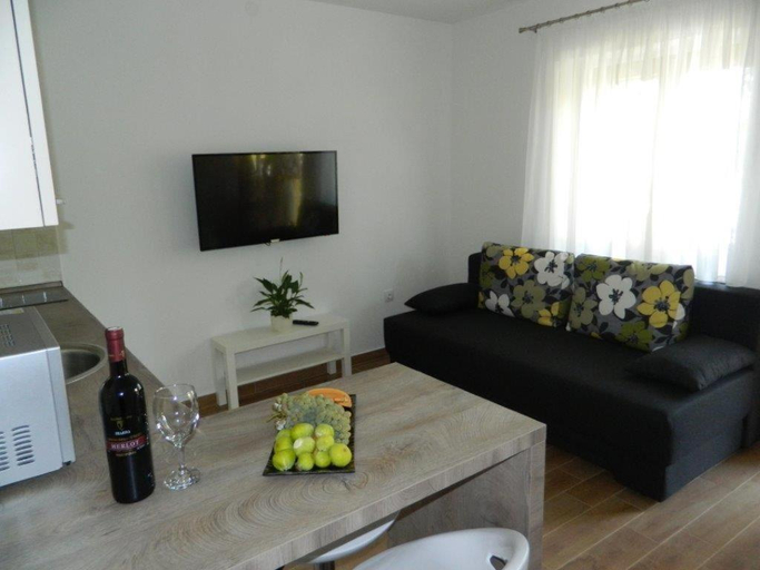 Others 4, Apartments M&B, Senj