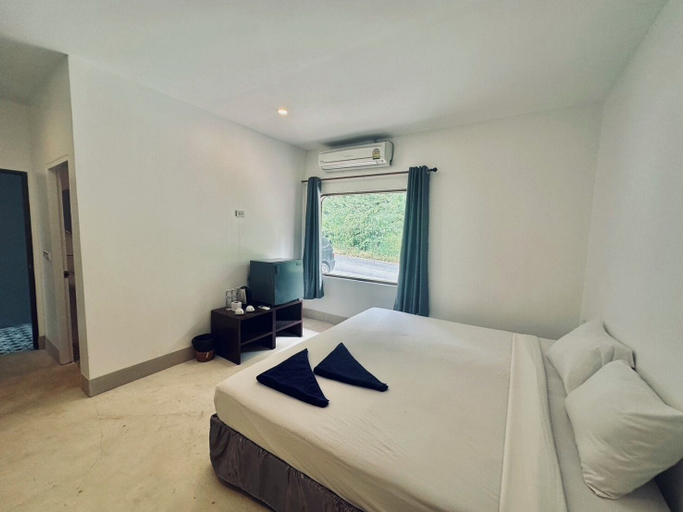 Bedroom 2, Titanic Stayin Premium View Hotel, Koh Chang