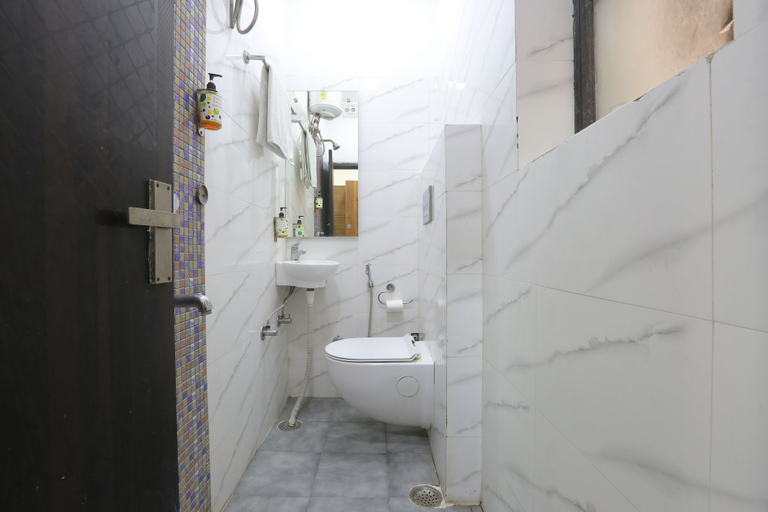 Bathroom 2, hotel hi life DX, Delhi