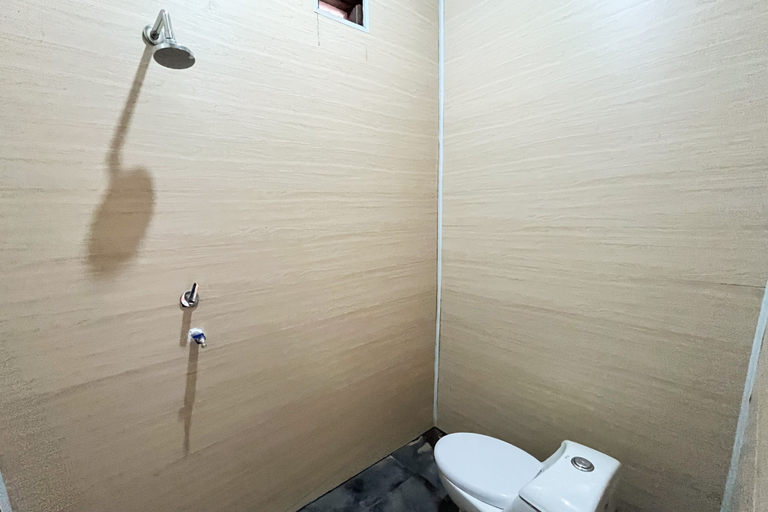 Bathroom, RedDoorz Syariah @ Hostel Imah 3 Lampung, Bandar Lampung