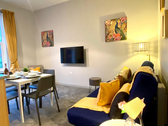 Others 5, Funky Stylish Apartment! - 5 Minute Walk to the Best Beach! - Great Location - Parking - Fast WiFi -, Poole