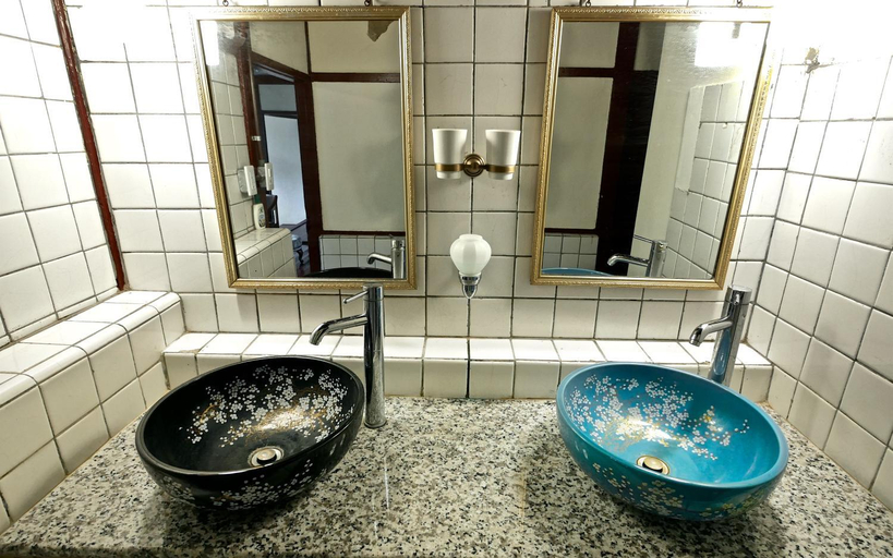 Bathroom 3, A Touch of Zen, Kaohsiung