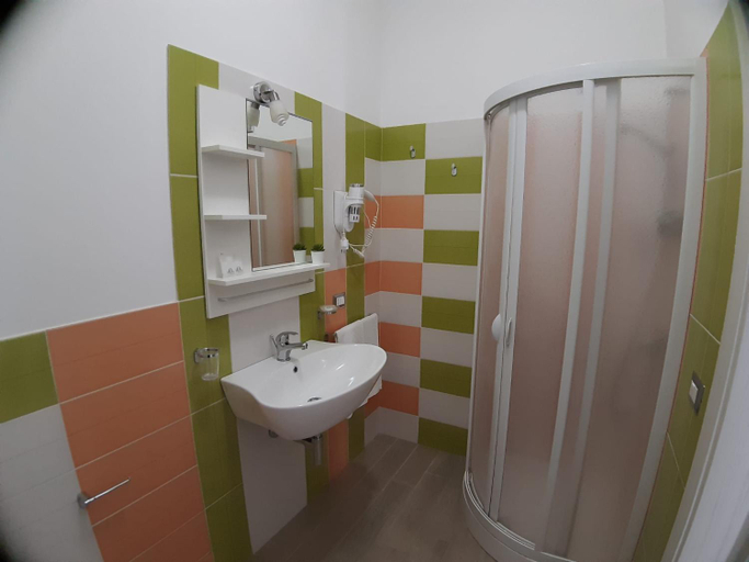 Bathroom 5, Costa Sicula, Syracuse