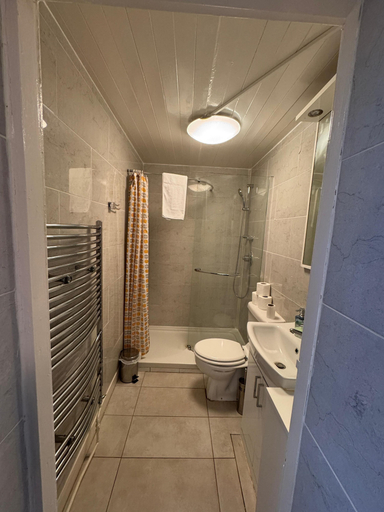 Bathroom 2, 3BR House with Free WiFi All Over UK, London