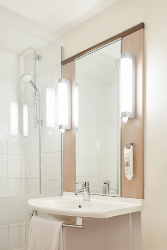Bathroom 4, ibis Charleville-Mezières, Ardennes
