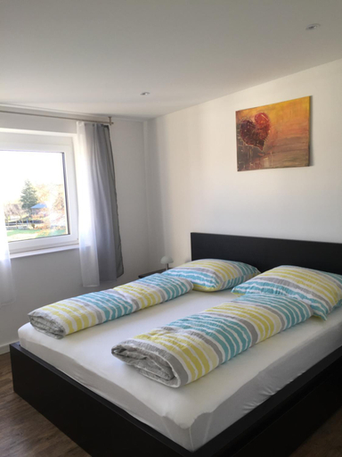 Bedroom 2, Ferienwohnung Sudpfalz mit Balkon & Weinbergblick - Valley SUW, Südliche Weinstraße