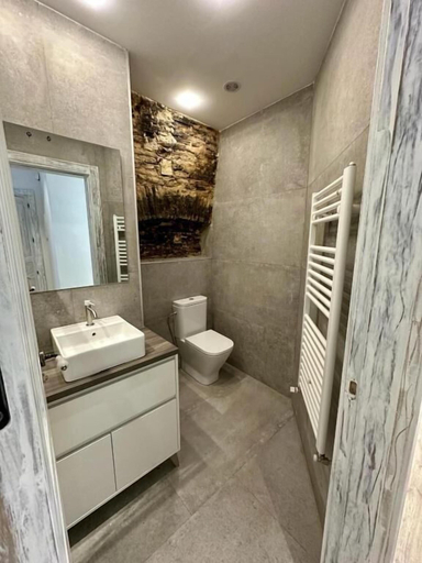Bathroom 2, Apartamentos Carolina by gaiarooms, León