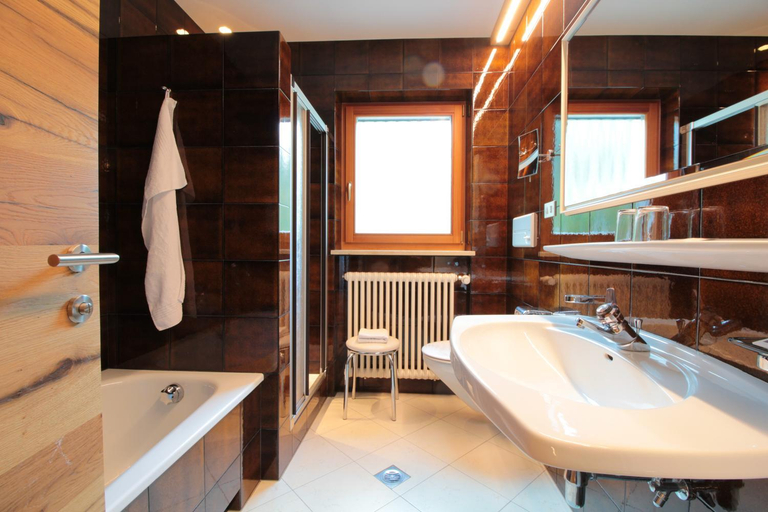 Bathroom 2, Appartement Hotel Erlhof Deluxe, Bolzano