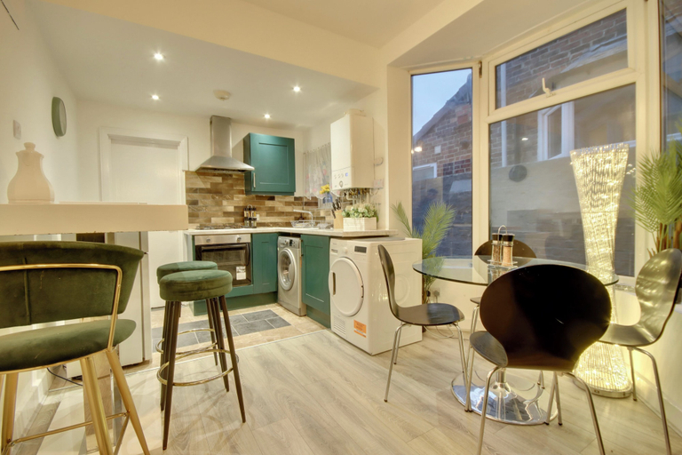 Others 5, Southsea 4BR Getaway with Private Yard, Portsmouth