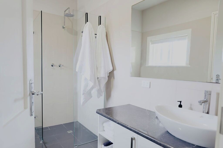 Bathroom 4, The Customs House Port MacDonnell, Grant