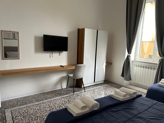 Bedroom 1, Mosaic Inn, Genova