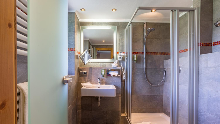 Bathroom 5, Alpenhotel Oberstdorf – ein Rovell Hotel, Oberallgäu