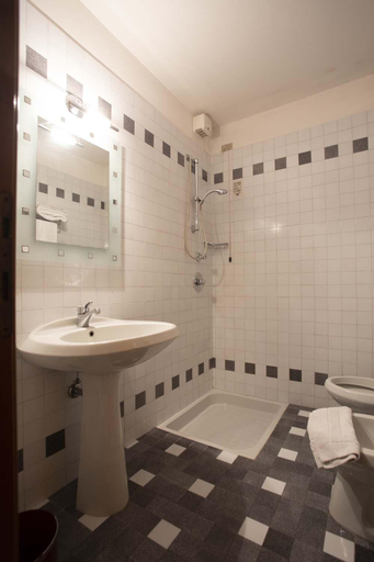 Bathroom 3, Hotel Roma, Verona