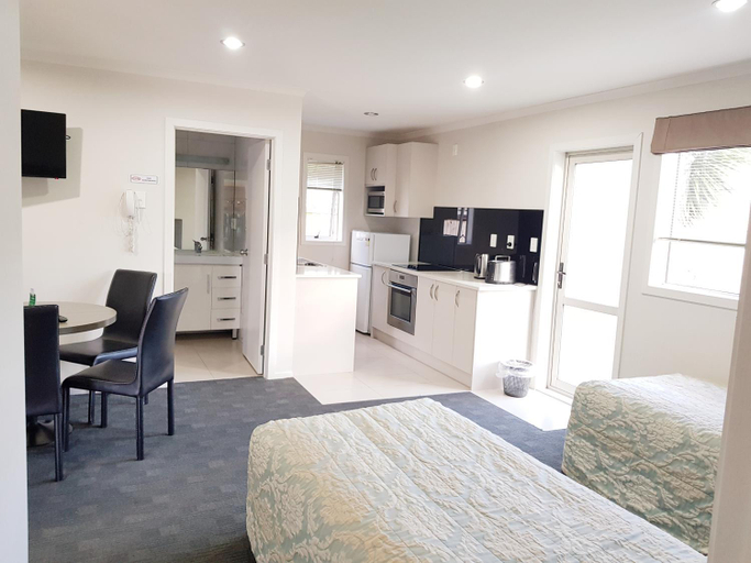 Others 4, Phoenix Palm Motel, Waitakere