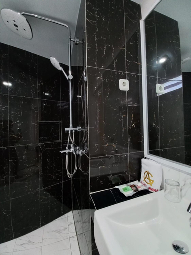 Bathroom 2, GRAND AVIRA HOTEL AMBON, Ambon