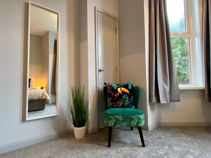 Others 3, Funky Stylish Apartment! - 5 Minute Walk to the Best Beach! - Great Location - Parking - Fast WiFi -, Poole