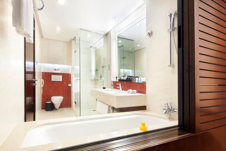 Bathroom, Howard Johnson Parkland Hotel Dalian, Dalian