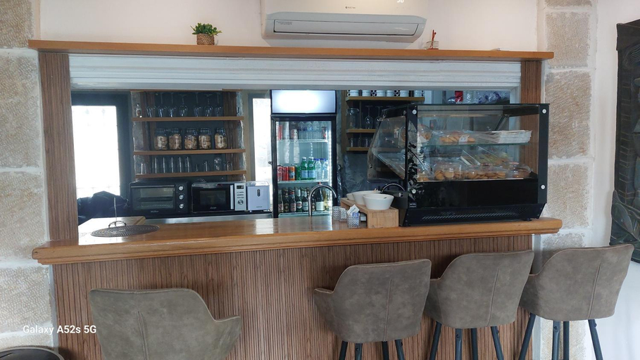 Others 3, heleni malka hotel