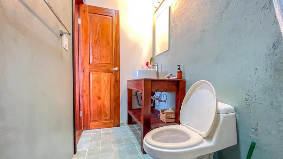 Bathroom 2, Chango's Apartments, Bocas del Toro