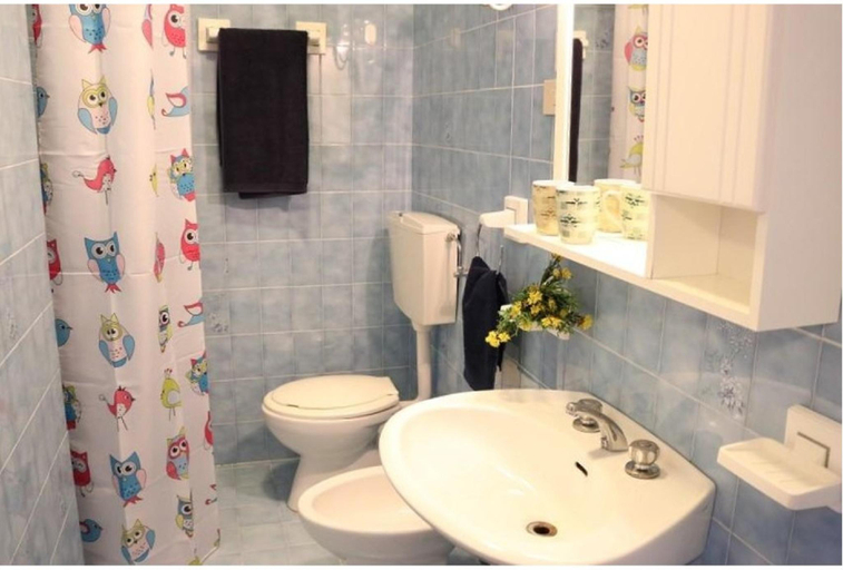 Bathroom, Superb Apartment with Sea View - Including Beach Place, Venezia