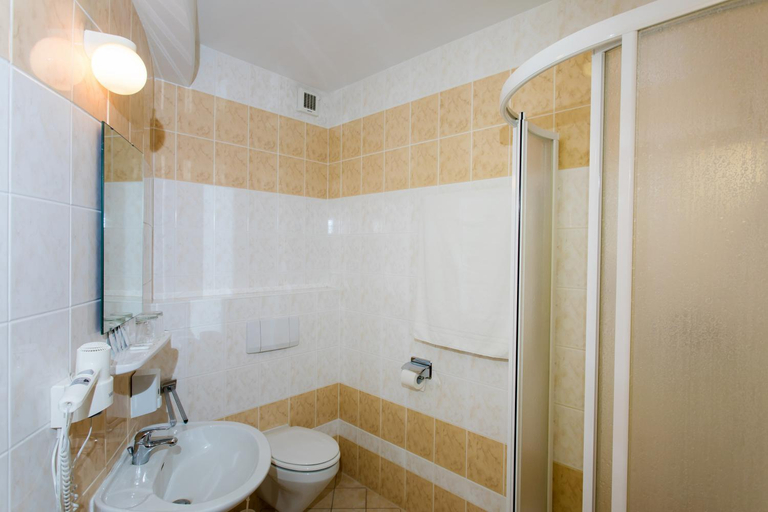 Bathroom, Hotel Pod Zámkom, Prievidza