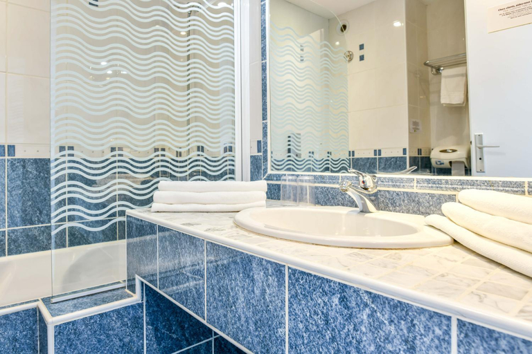 Bathroom, Logis Les Vagues, Landes