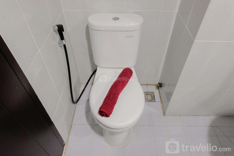 Bathroom 4, Homey Studio @ Casa De Parco Apartment By Travelio, Tangerang