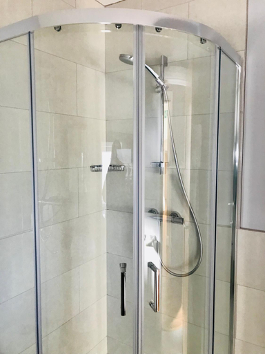 Bathroom 3, Leanna's Lodge, Keshcarrigan