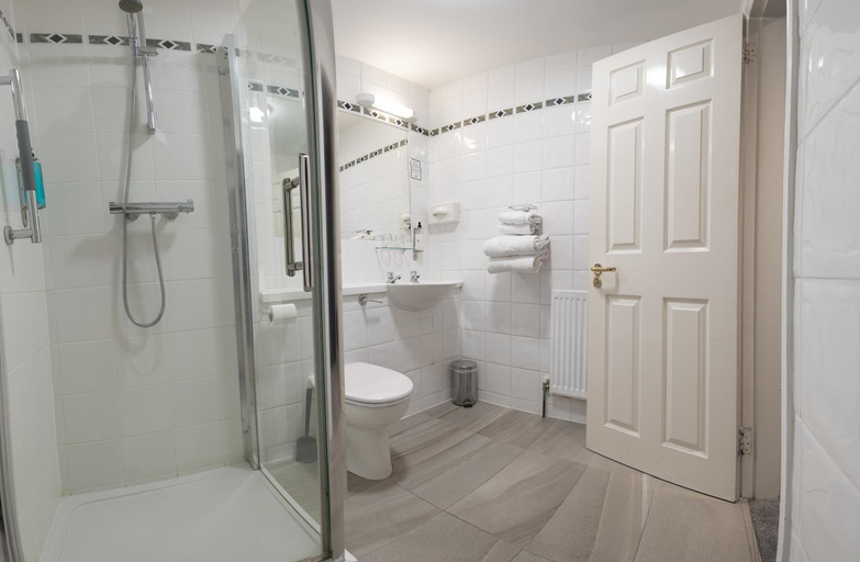 Bathroom 5, Woodenbridge Hotel