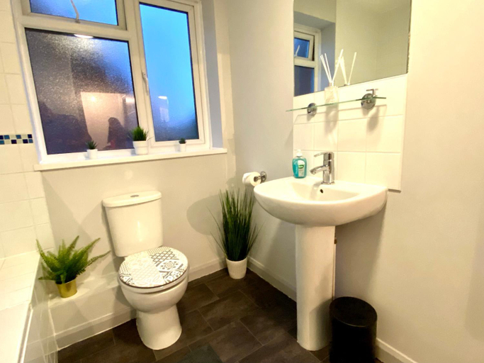 Bedroom 2, Funky Stylish Apartment! - 5 Minute Walk to the Best Beach! - Great Location - Parking - Fast WiFi -, Poole