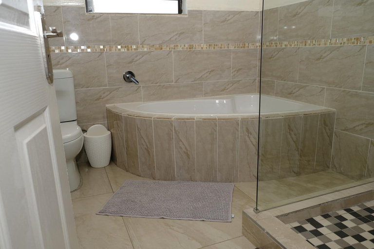 Bathroom 4, Getty's Bed and Breakfast, Bojanala