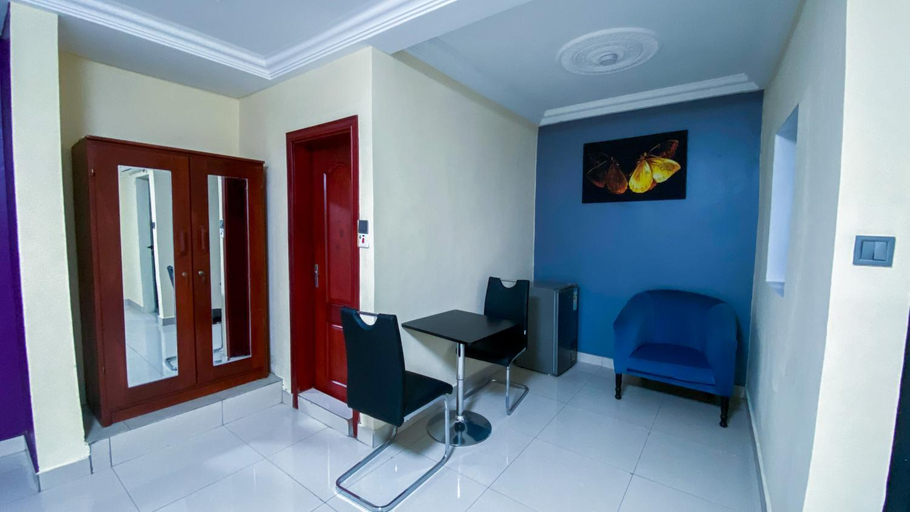 Others 5, Helen Hotel, Mfoundi