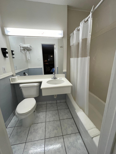 Bathroom 4, Hollywood Guest Inn, Los Angeles