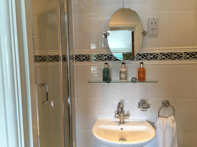 Bathroom 5, Dolphin Guest House, Cornwall