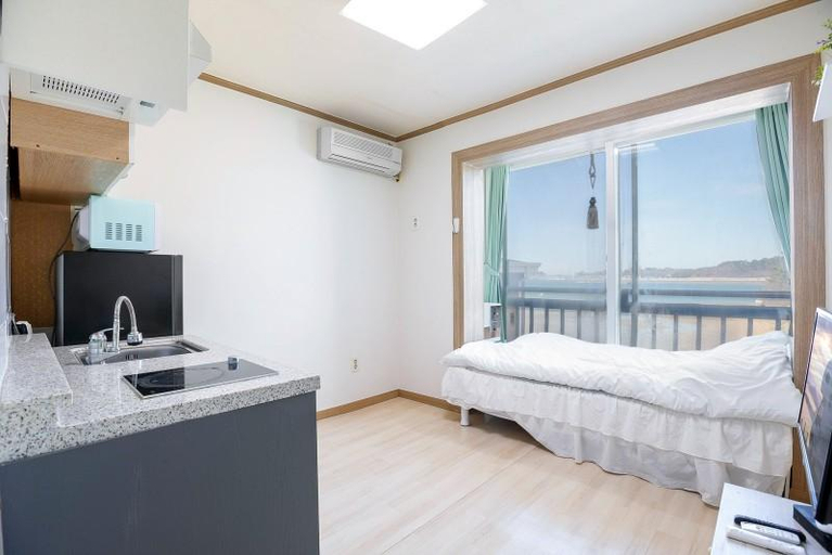Bedroom 2, Taean (Anmyeondo) Sea Story Pension, Taean