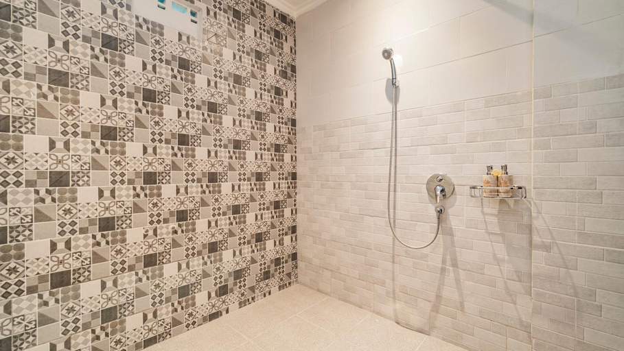 Bathroom 3, Ayu Sari Guesthouse by Mahaputra, Gianyar