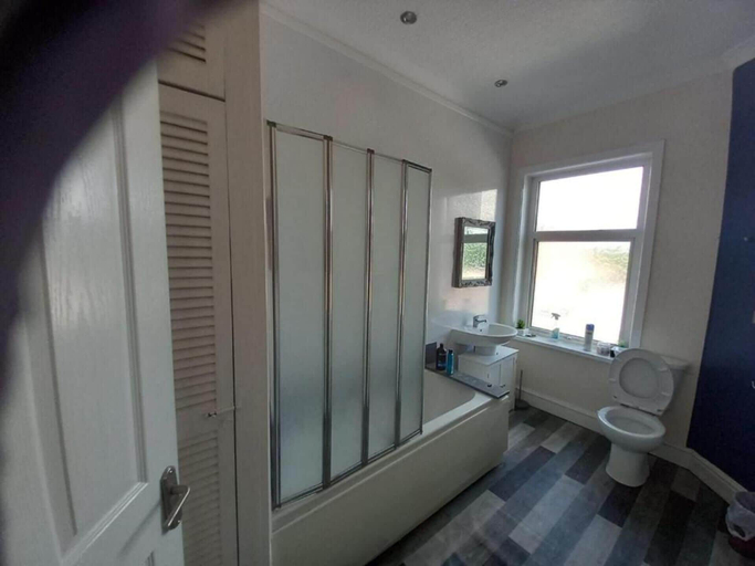 Bathroom, Manchester-2bedroom-1bathroom-wifi (108947701), Bury
