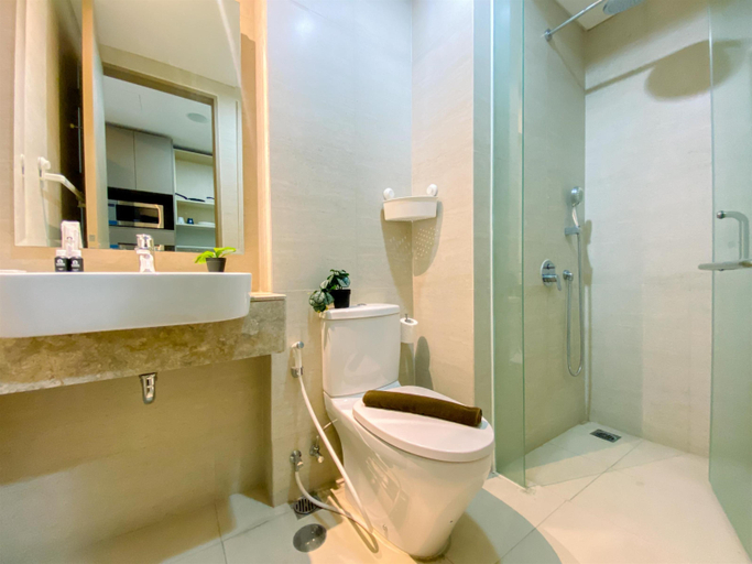 Bathroom, Best View and Comfy Studio at Gold Coast Apartment By Travelio, North Jakarta