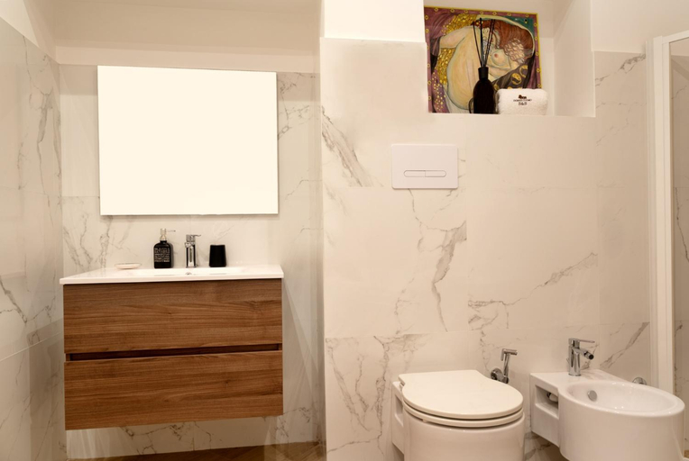 Bathroom 2, Domus Cuomo B&B, Salerno