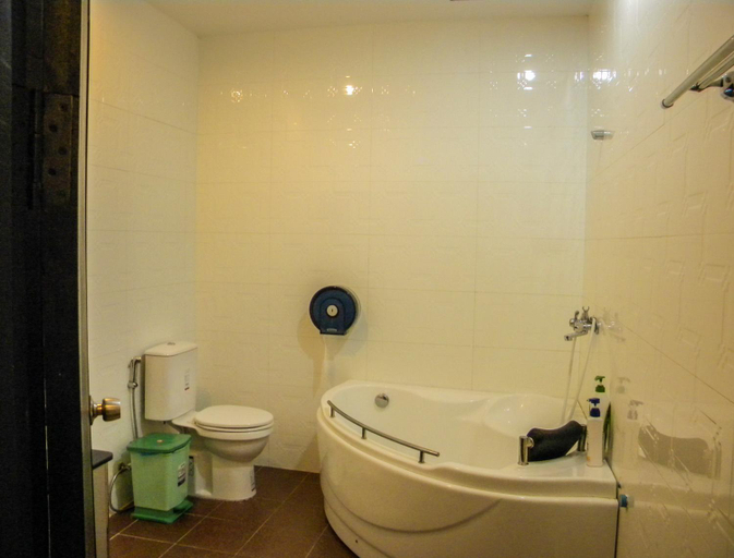 Bathroom 13