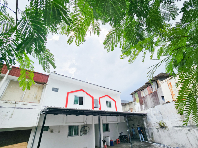 Exterior & Views 2, RedDoorz near Mulyosari, Surabaya
